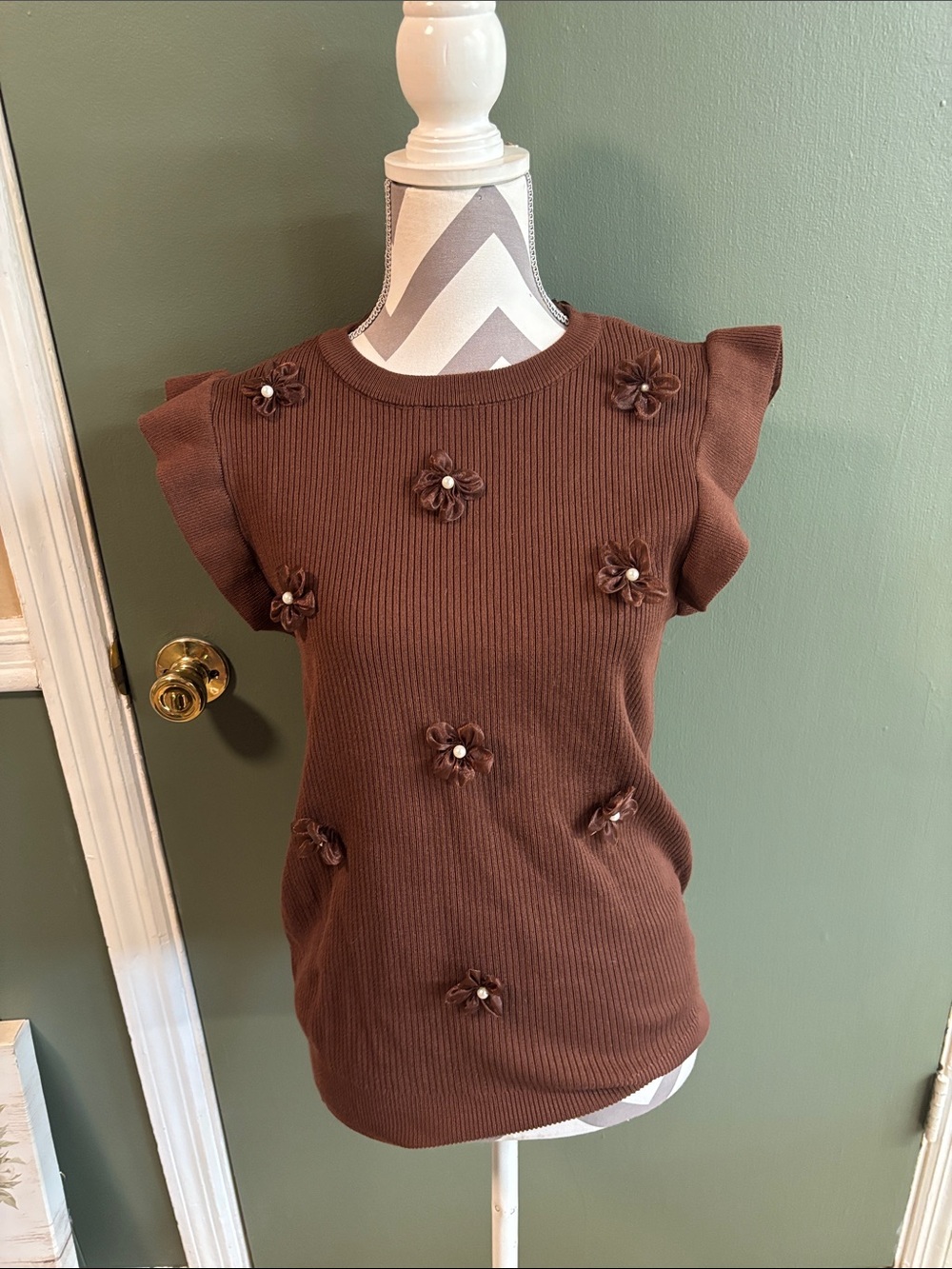 Cato Brown Floral Appliqué Sleeveless Ribbed Knit Top
